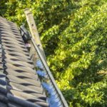 Verstopfte Dachrinne bei Dachrinnenreinigung in München (3)